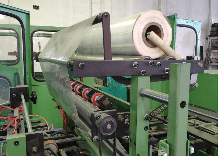 Автоматическая машина для резки и перемотки упаковочной бумаги - изображение 12, Обертывание рулонов картонной трубки в термоусадочную пленку