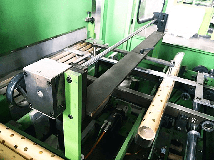 Автоматическая машина для резки и перемотки упаковочной бумаги - изображение 13, Обертывание рулонов картонной трубки в термоусадочную пленку