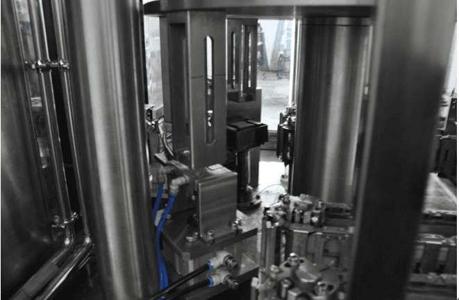 Полностью автоматическая линия розлива в упаковку Pure-pak - изображение 7, детальный вид оборудования