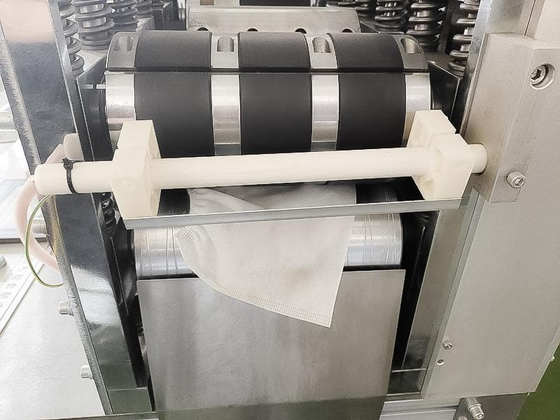Автоматическое оборудование для производства бахил из нетканого материала - изображение 11, детальный вид оборудования