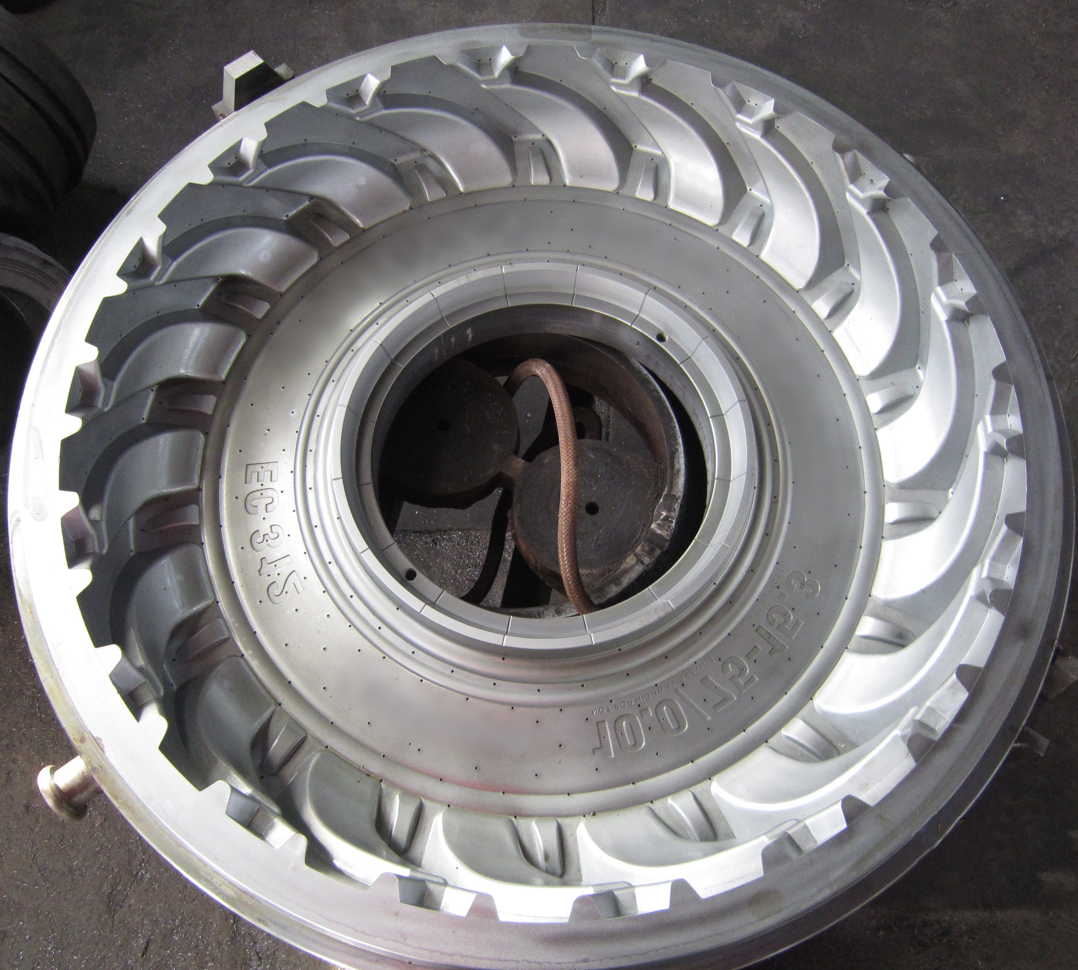 Пресс-формы для шин - изображение 27, детальный вид оборудования