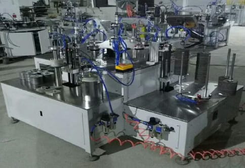 Линия для производства эластичных лепестковых шлифовальных кругов - изображение 3, Автоматическая машина для нанесения этикетки