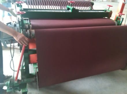 Линия для производства эластичных лепестковых шлифовальных кругов - изображение 6, Машина для разрезания наждачного полотна