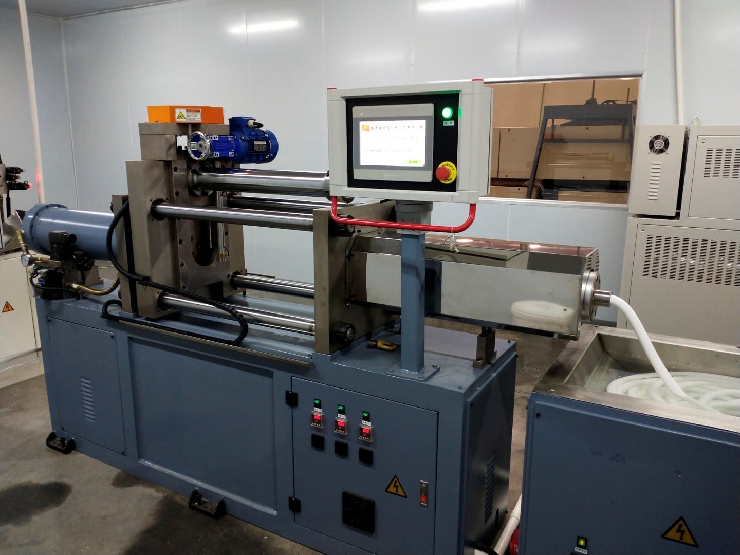 Линия по производству ленты ФУМ - изображение 4, Горизонтальный экструдер (экструдер) с ЧПУ (горизонтальный, комбинированная конструкция корпуса с четырьмя направляющими колонками)