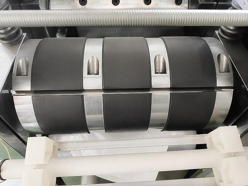 Автоматическое оборудование для производства бахил из нетканого материала - изображение 17, детальный вид оборудования